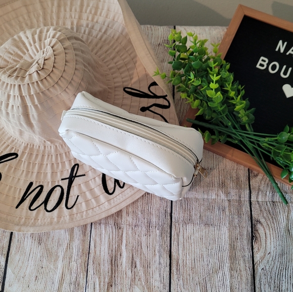 ✨️Mini White Quilted Gold Chain Crossbody Purse✨️ - Picture 11 of 12